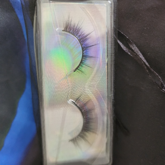 Lashes - Picture 3 of 4